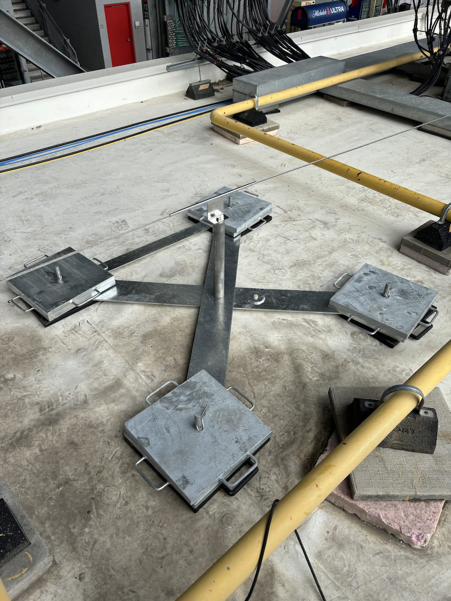 Ancrage mobile à contrepoids soutenant une ligne de vie horizontale sur la toiture du BMO Field et offrant une protection contre les chutes conforme lors des travaux de construction liés à la Coupe du Monde de la FIFA 2026