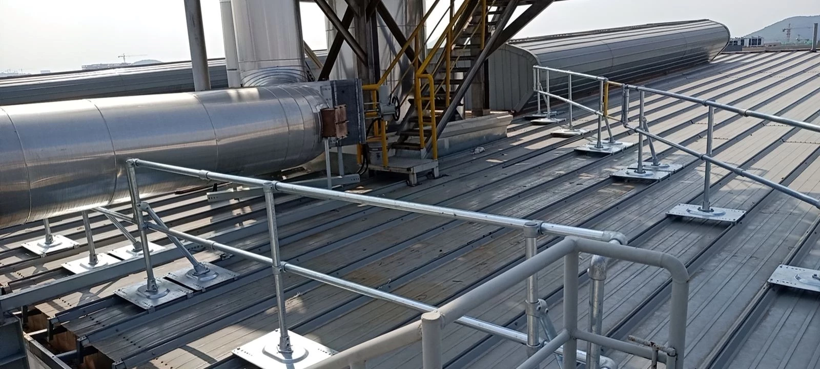 Garde-corps Kee Guard installé sur un toit métallique industriel