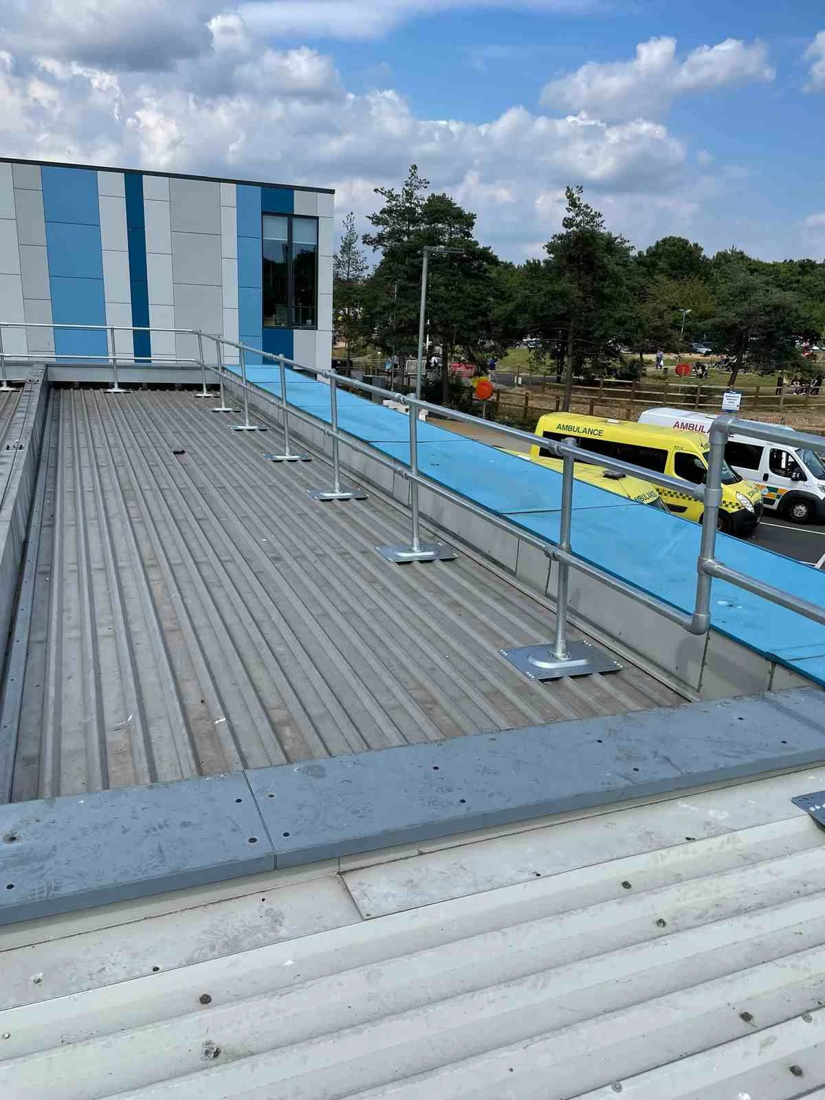 Système Kee Guard installé sur la toiture d’un bâtiment commercial en tôle