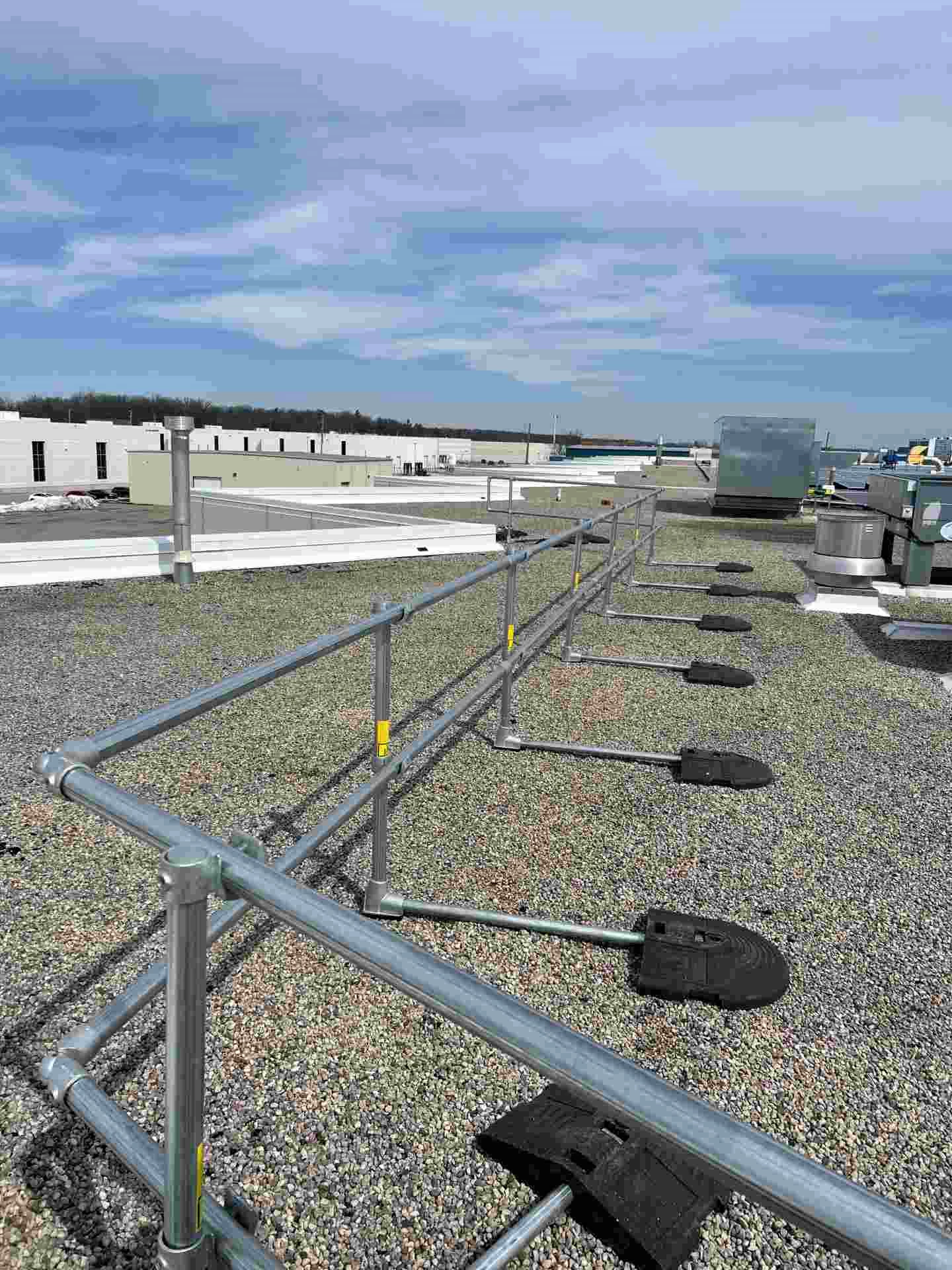 Système de garde-corps de toit Kee Guard® – installation sans ancrage au toit