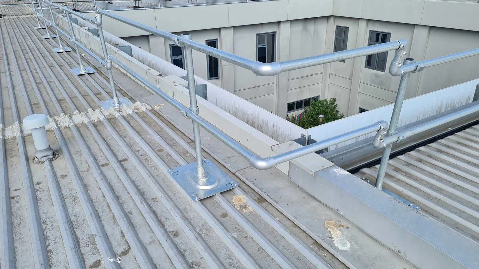 Garde-corps Kee Guard fixé solidement à une toiture en métal
