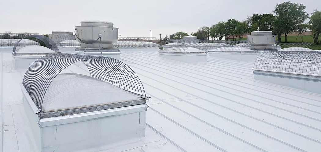 Protection adaptable pour les puits de lumière installés sur des toits