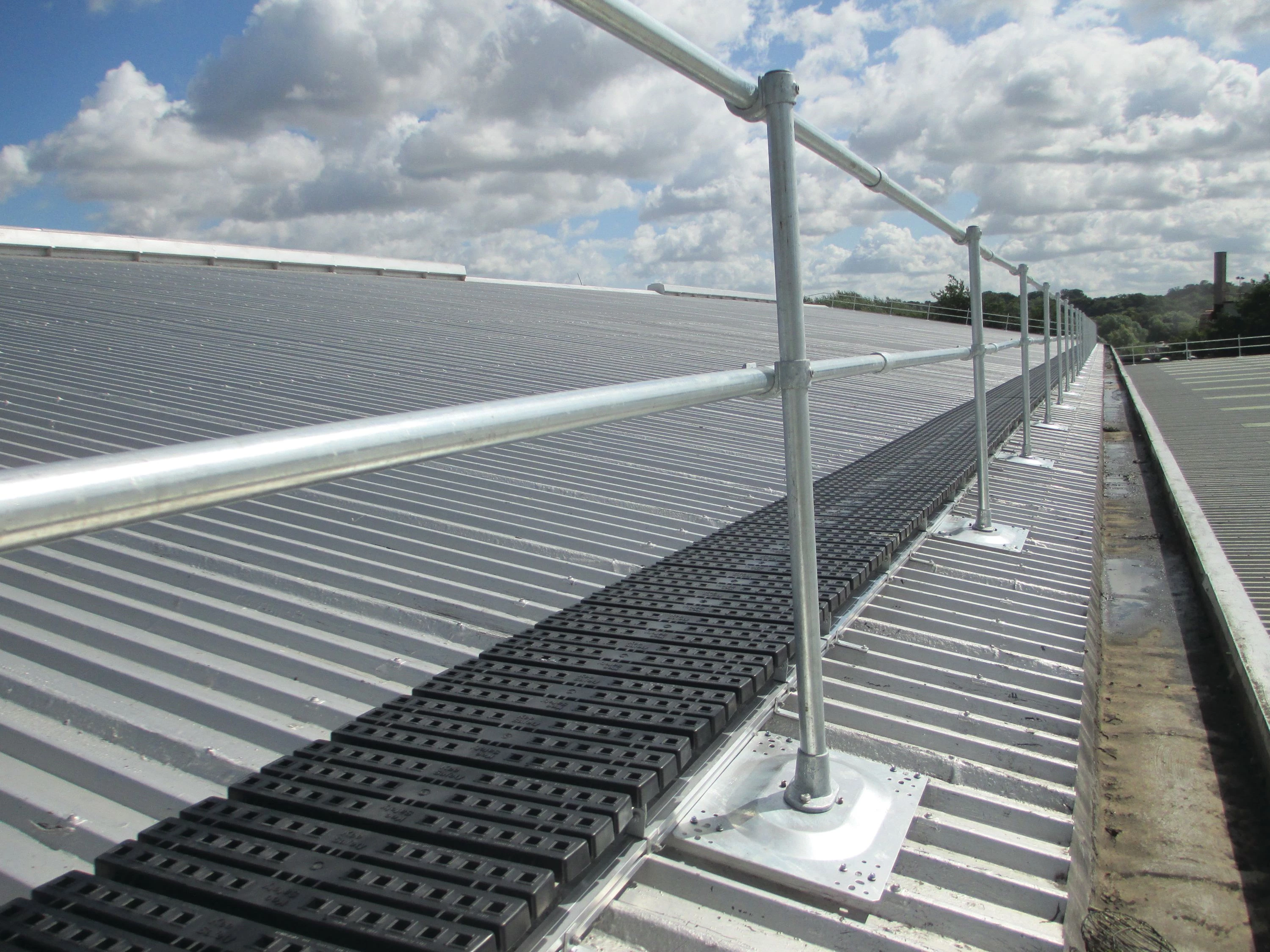 Garde-corps Kee Guard installé sur un toit métallique industriel