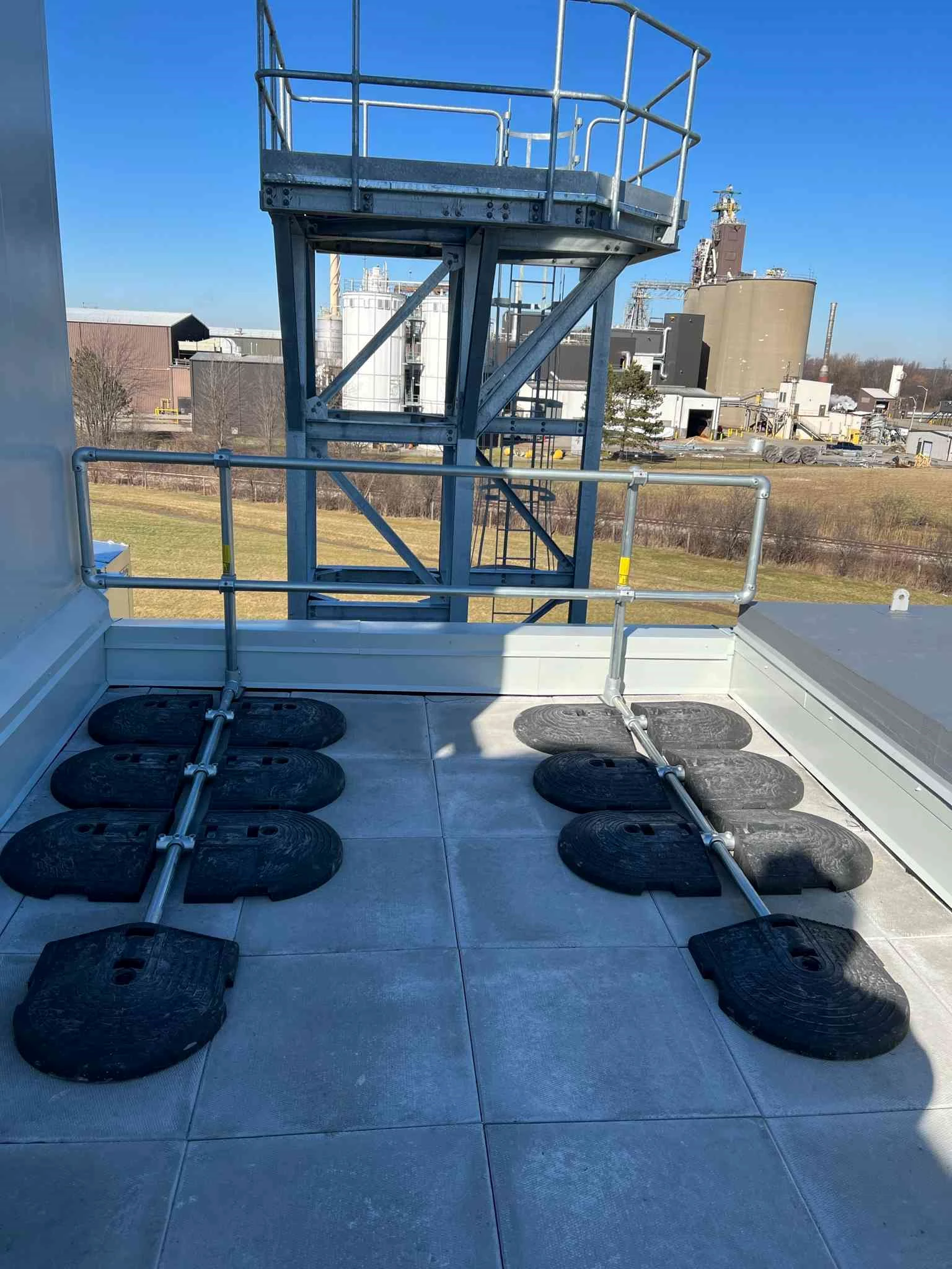 Garde-corps de toit Kee Guard installé sur un bâtiment commercial au Canada