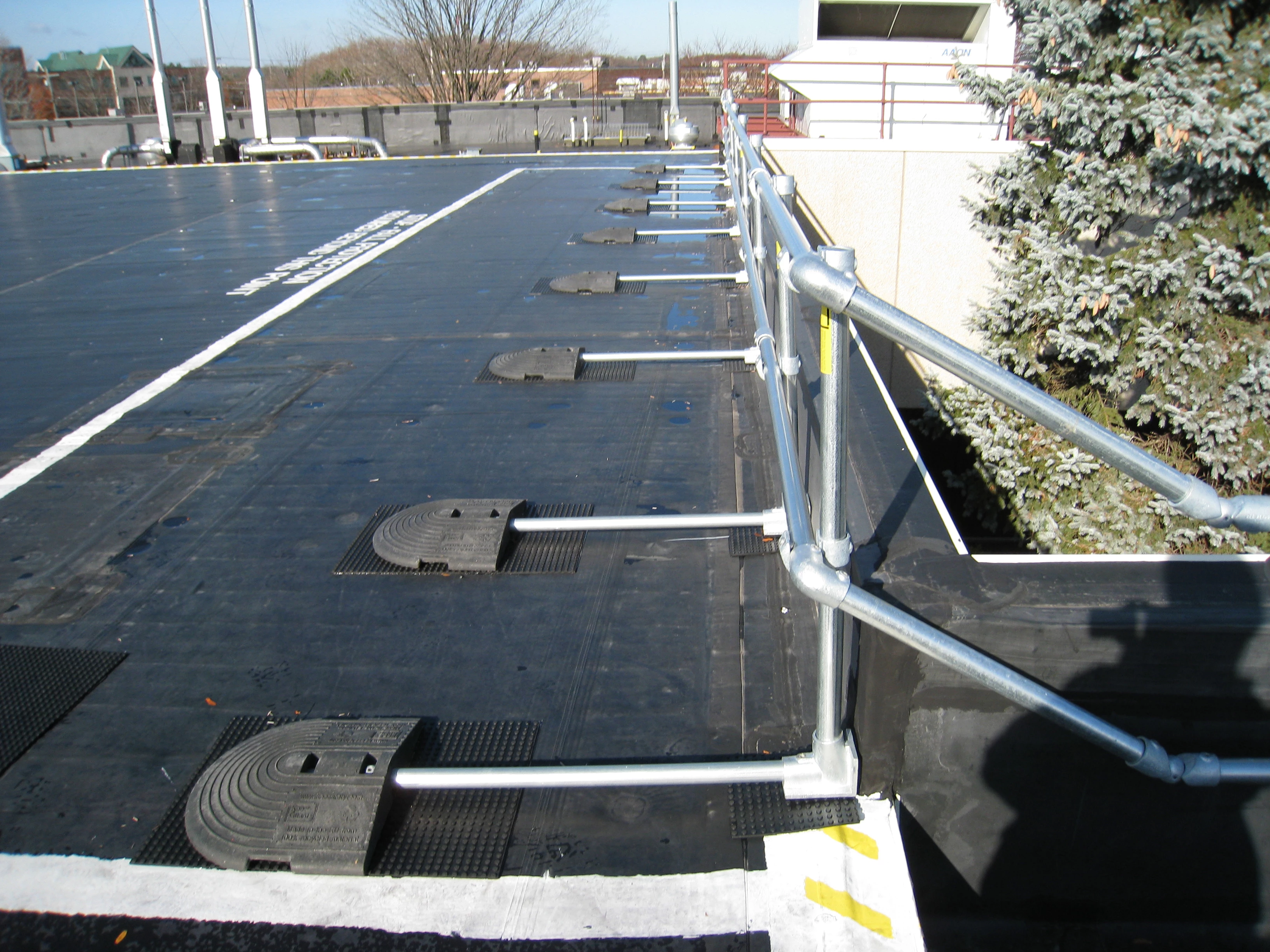 Système de garde-corps de toit Kee Guard® – installation sans ancrage au toit