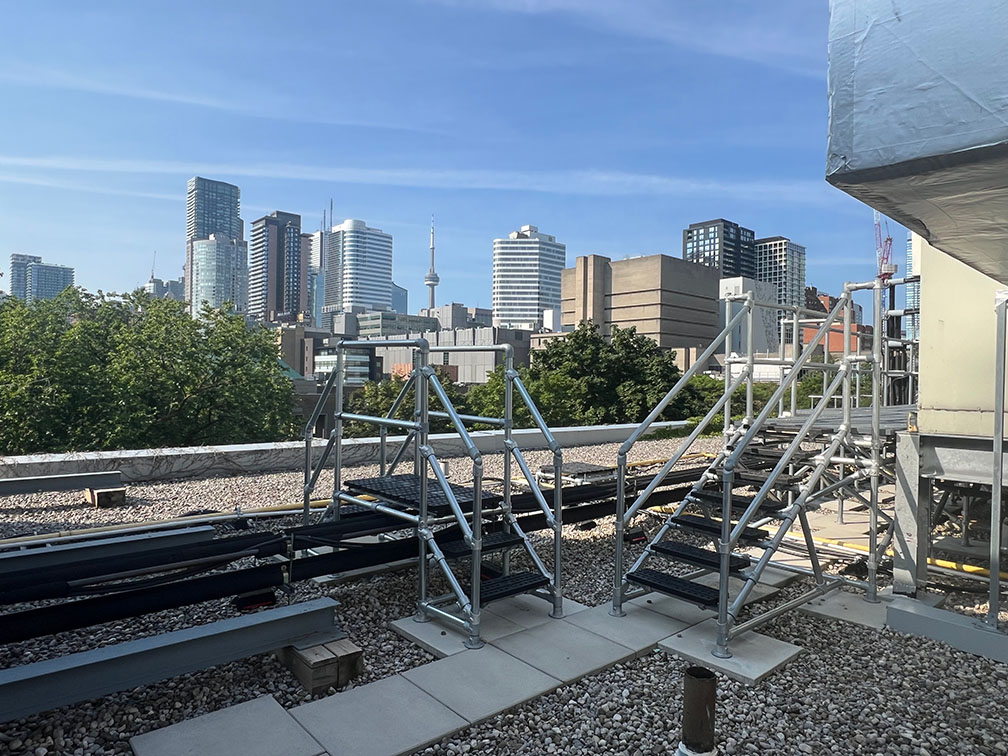 Kee Step / Passerelle de toit Canada / Accès sécuritaire aux toits / Système de passerelle sans pénétration pour toitures / Système de protection antichute