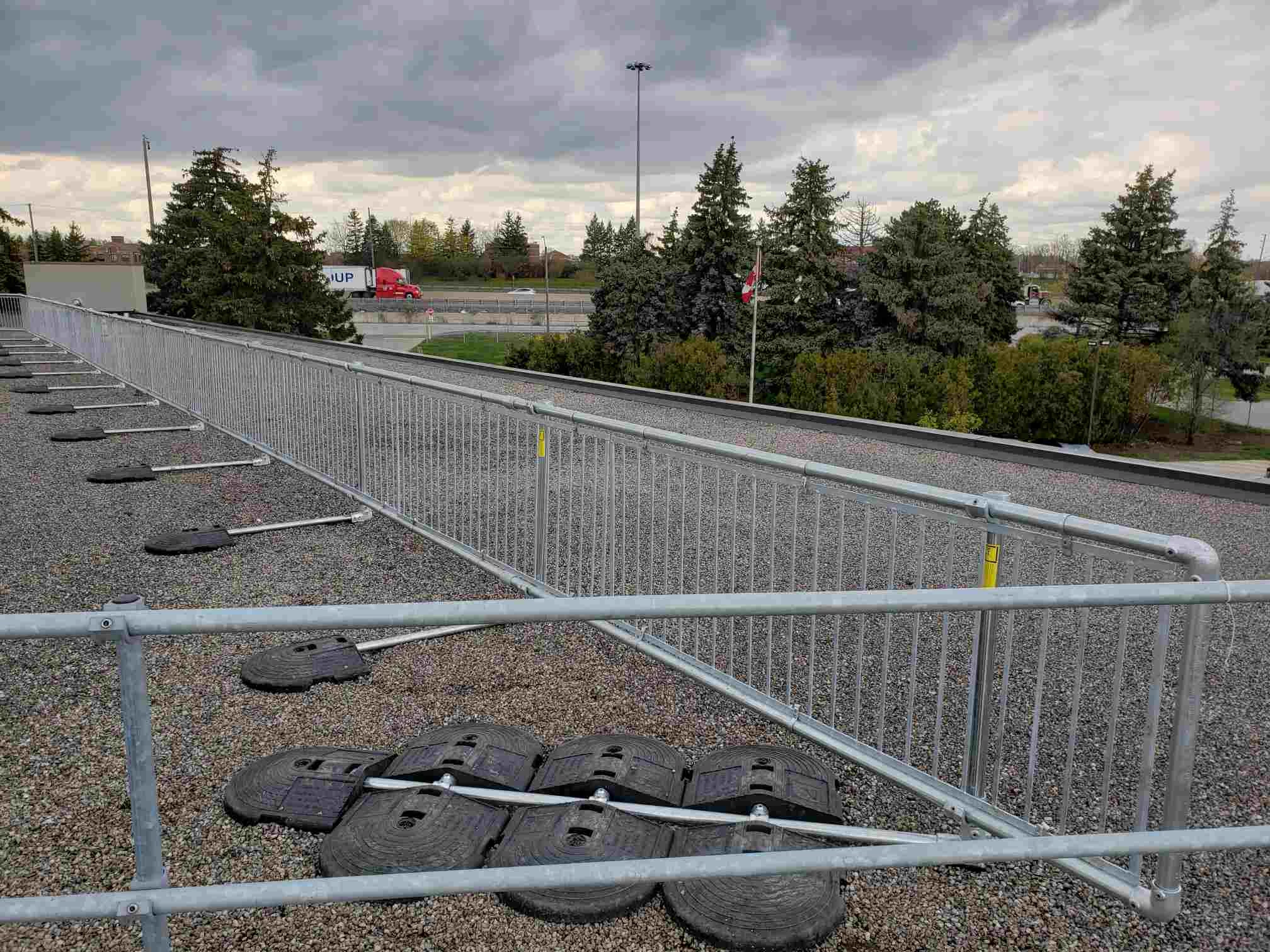 Garde-corps de toit Kee Guard offrant une protection antichute en milieu urbain