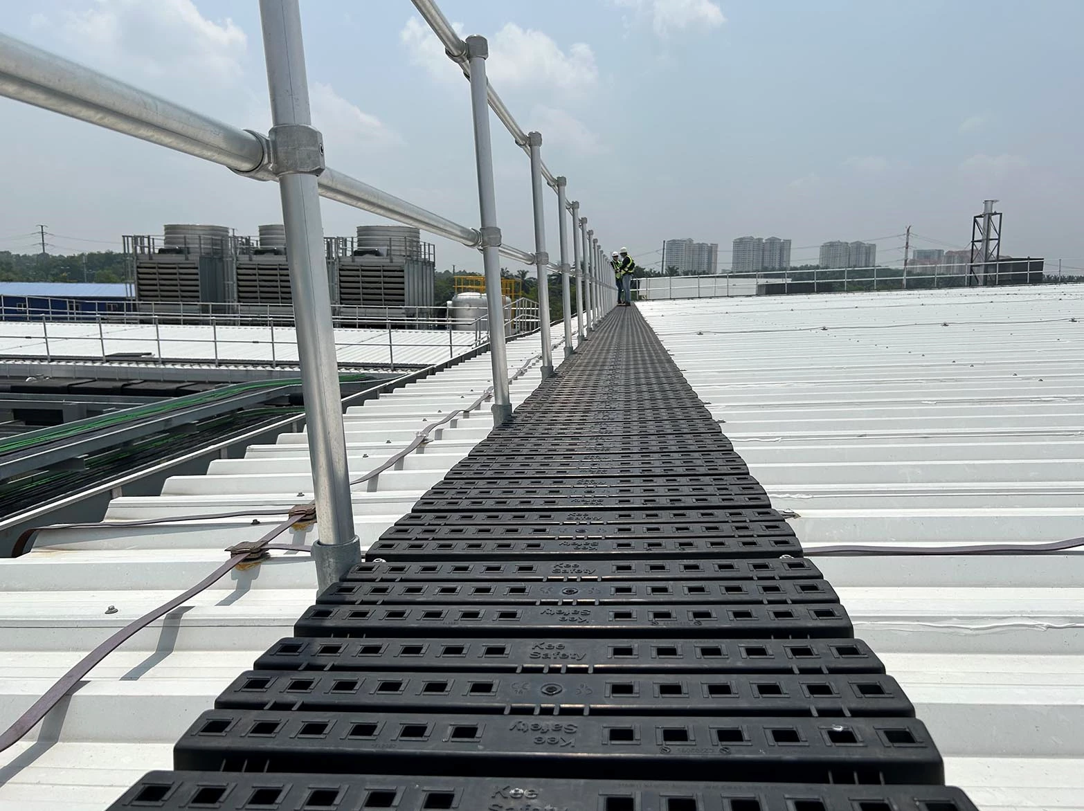 Kee Walk Roof Walkway With Aluminium Guardrail